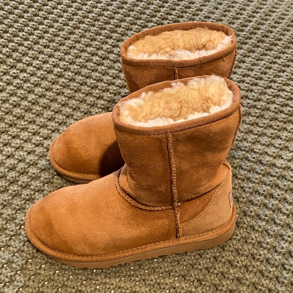 Classic Short II Kids Ugg Shearling Boots Size 2